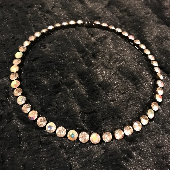 Jewelry - Magnetic rhinestone necklace